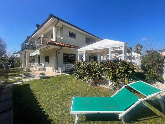 Case e ville in vendita di 250 m² in Viale A. Manzoni, 78