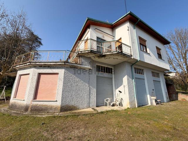 Case e ville in vendita di 250 m² in Corso Coppi Fausto e Serse, 14