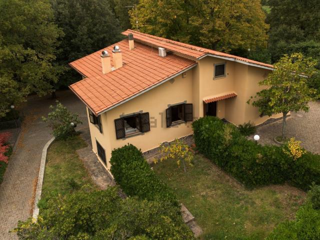 Case e ville in vendita di 250 m² in Località Querceto