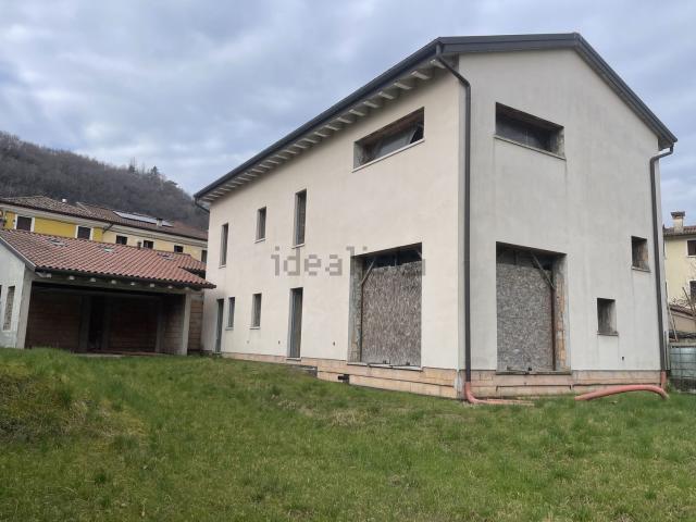 Case e ville in vendita di 250 m² in Piazza Alfonso Caccia, 1