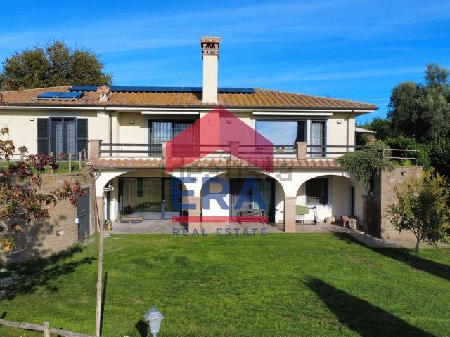 Case e ville in vendita di 250 m² in Strada del Casalino, 35