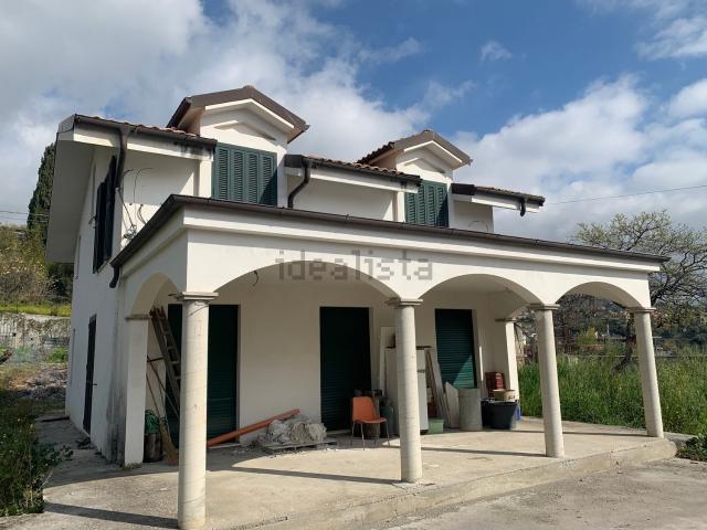 Case e ville in vendita di 250 m² in Strada le guardiole