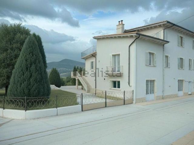 Case e ville in vendita di 250 m² in Strada Statale 12
