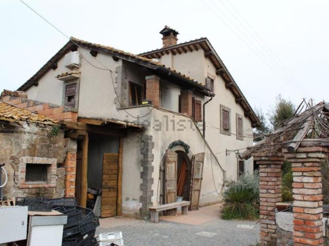 Case e ville in vendita di 250 m² in Strada Statale Cassia