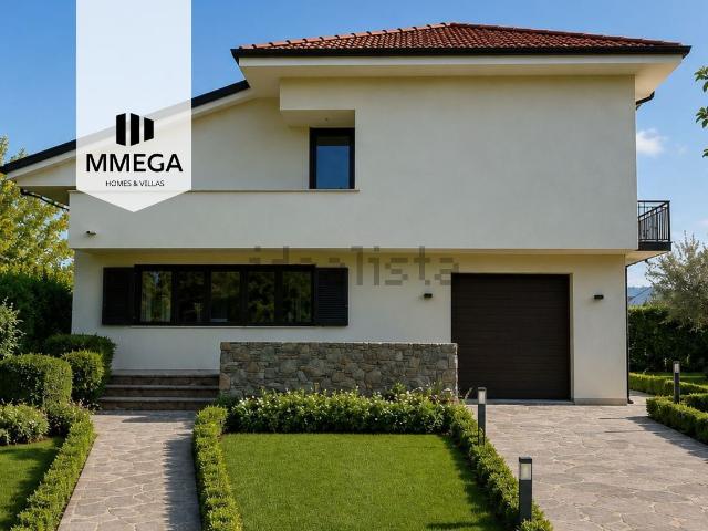 Case e ville in vendita di 251 m² in Via Castruccio Castracani