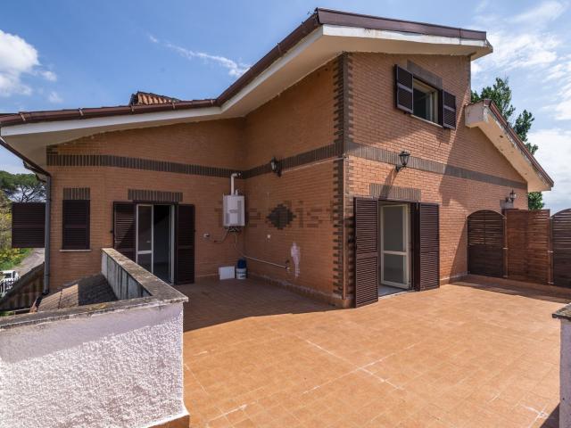 Case e ville in vendita di 251 m² in Via Dante da Maiano