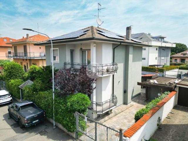 Case e ville in vendita di 251 m² in Via Francesco Petrarca, 39