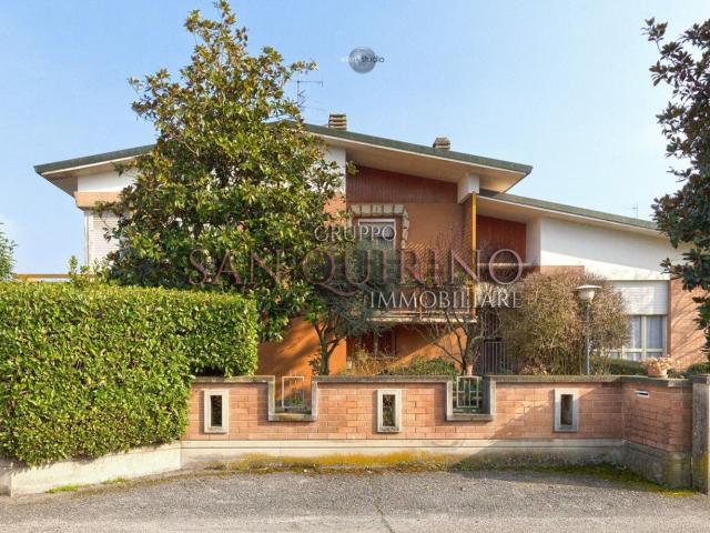 Case e ville in vendita di 251 m² in Via Fratelli Manfredi, 1