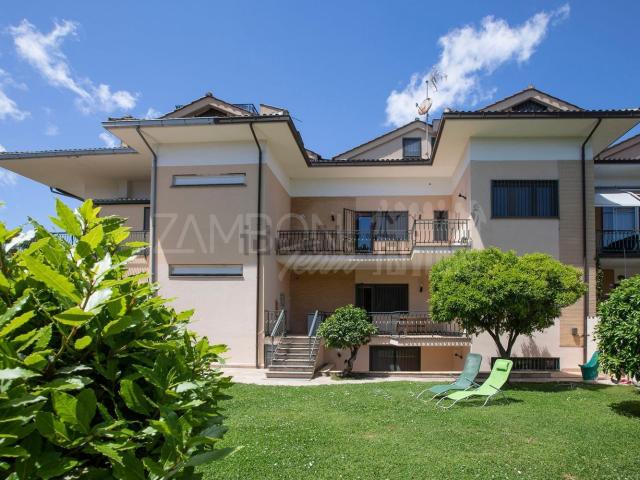 Case e ville in vendita di 251 m² in Via Saffo, 35