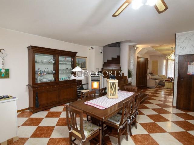 Case e ville in vendita di 252 m²