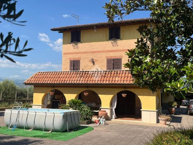 Case e ville in vendita di 252 m² in Via Colle dei Pozzi, 1