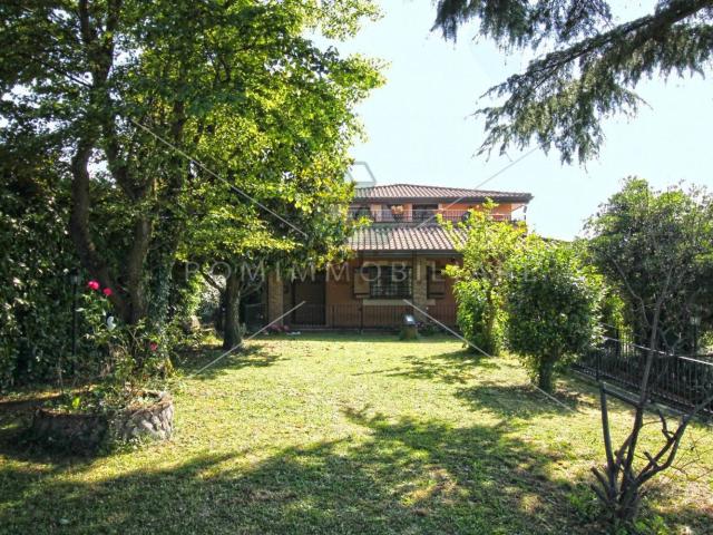 Case e ville in vendita di 252 m² in Via Colle San Pietro