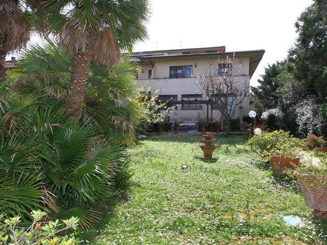 Case e ville in vendita di 252 m² in Via del Pino, 1