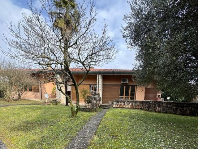 Case e ville in vendita di 252 m² in Via Primo Carnera