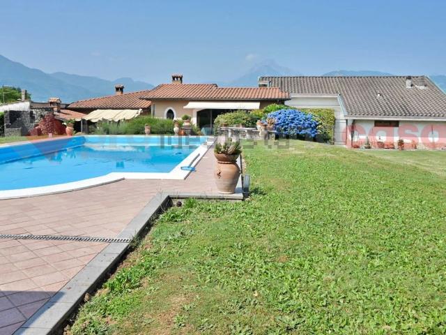 Case e ville in vendita di 252 m² in Via XXV Aprile