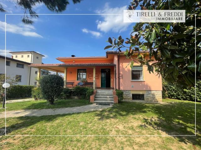 Case e ville in vendita di 253 m² in Via Angelo Canossi