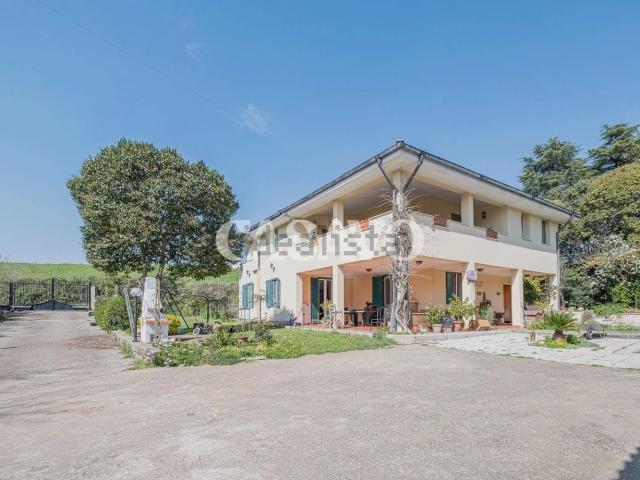 Case e ville in vendita di 253 m² in Via dell&apos Ape Regina, 174