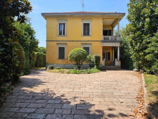 Case e ville in vendita di 253 m² in Via Roma