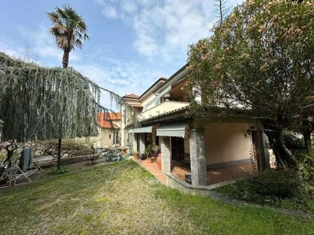 Case e ville in vendita di 253 m² in Via Verbano, 19