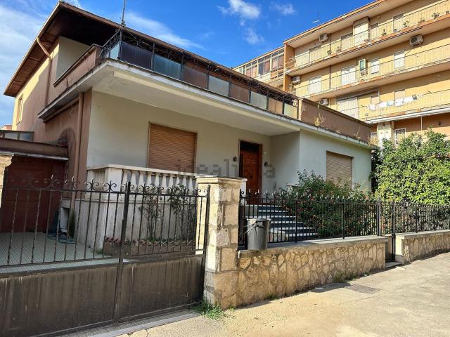 Case e ville in vendita di 253 m² in Largo Montevergine, 7