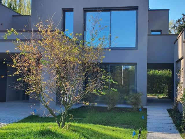 Case e ville in vendita di 254 m² in Via Guglielmo Marconi
