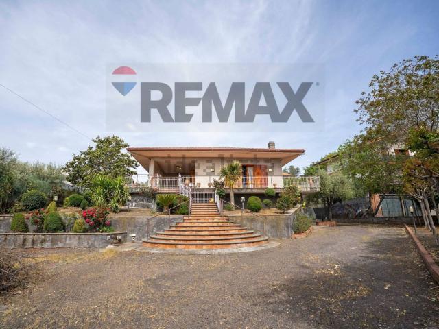 Case e ville in vendita di 254 m² in Via Dottore Giuffrida