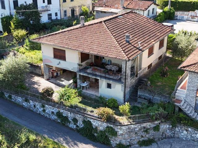 Case e ville in vendita di 254 m² in Via della chiusa