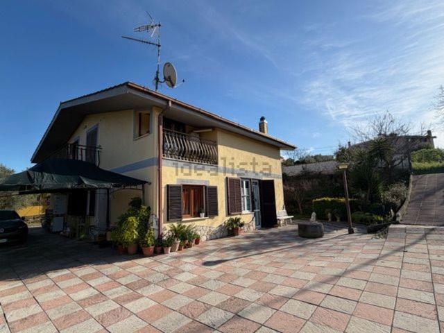 Case e ville in vendita di 254 m² in Via Monte Pisanino