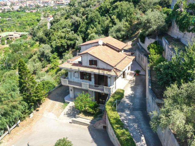 Case e ville in vendita di 254 m² in Strada Statale 113 Settentrionale Sicula, 104