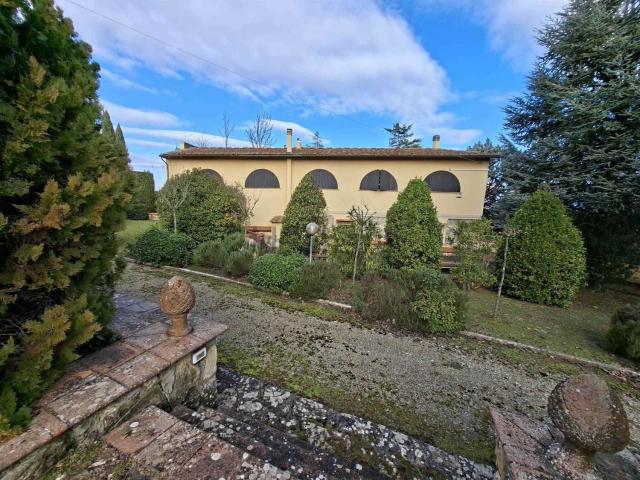 Case e ville in vendita di 255 m² in Via Cattani Cavalcanti