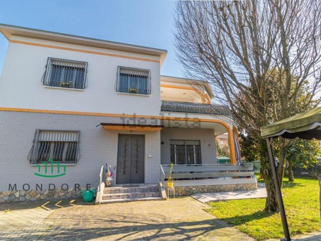 Case e ville in vendita di 255 m² in Via Circondaria Est, 18