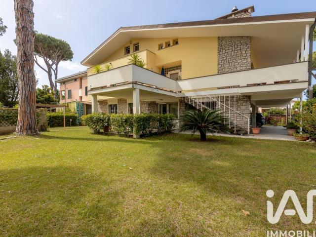 Case e ville in vendita di 255 m² in Via Alessandro Manzoni