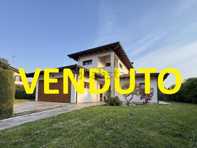 Case e ville in vendita di 255 m² in Via B. Vanzetti