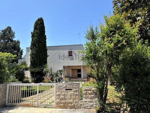 Case e ville in vendita di 255 m² in Via Bitritto, 131