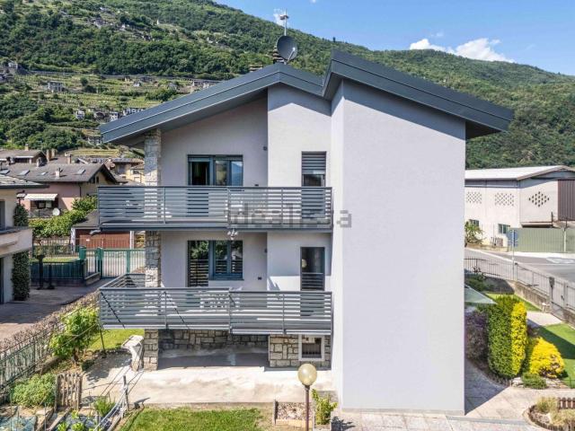 Case e ville in vendita di 255 m² in Via Fratelli Ligari, 49