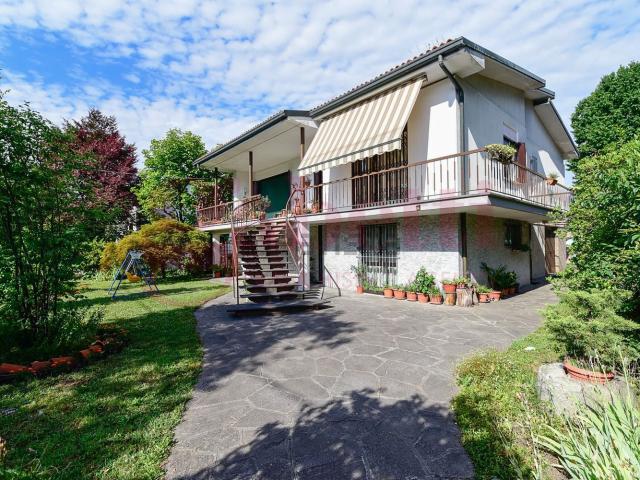 Case e ville in vendita di 255 m² in Via Lombardia, 2