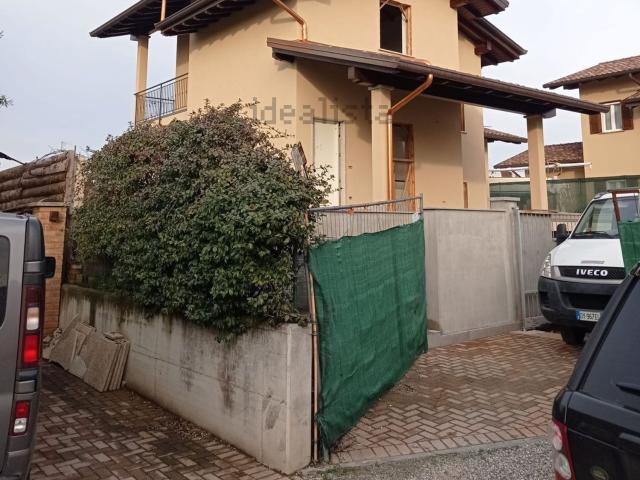 Case e ville in vendita di 255 m² in Via Monte Rosa