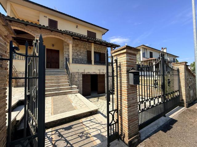 Case e ville in vendita di 255 m² in Via Marco Polo, 24