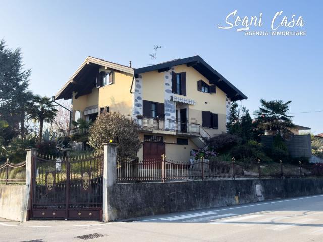 Case e ville in vendita di 255 m² in Via Sempione