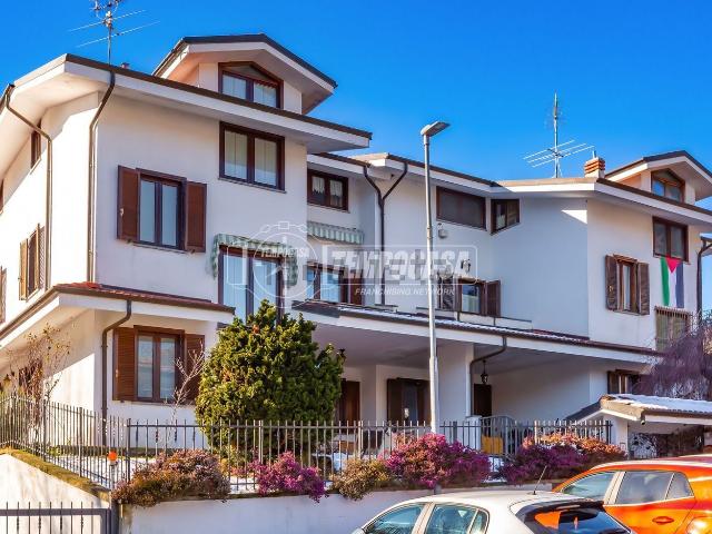 Case e ville in vendita di 255 m² in Via Ruadavalle, 11