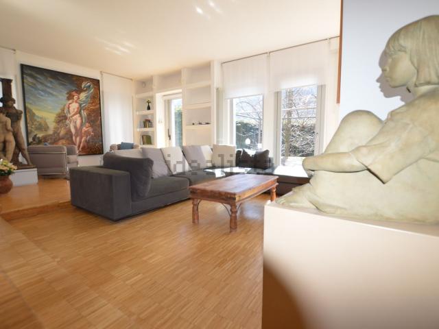 Case e ville in vendita di 255 m² in Via Torino, 24