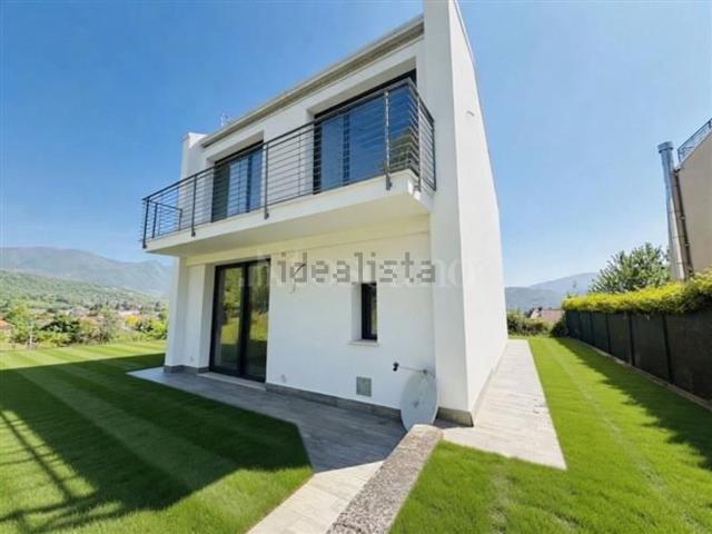 Case e ville in vendita di 255 m² in Via Vanoni