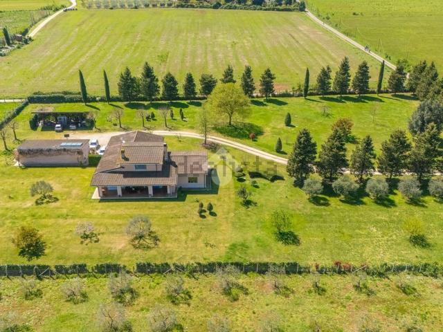 Case e ville in vendita di 255 m² in Contrada Colle Rampo