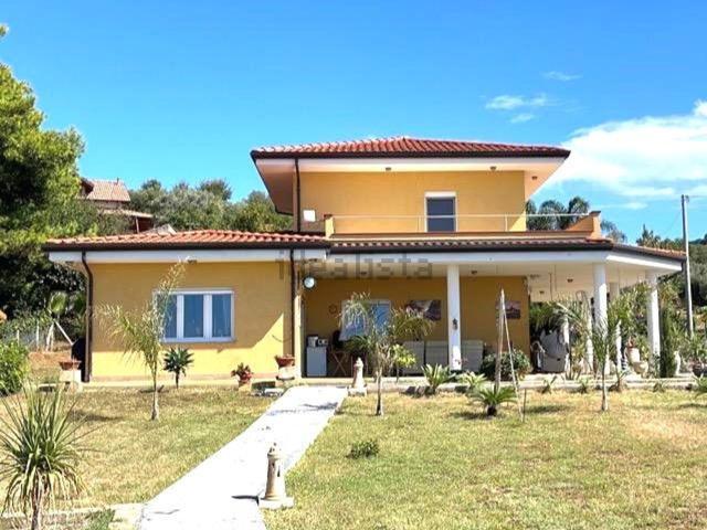 Case e ville in vendita di 255 m² in Strada Comunale Ciaramiti Brattirò, 27