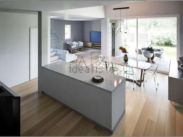 Case e ville in vendita di 256 m² in Via A. Pigafetta