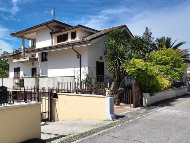 Case e ville in vendita di 256 m² in Via Antonio Stradivari, 3