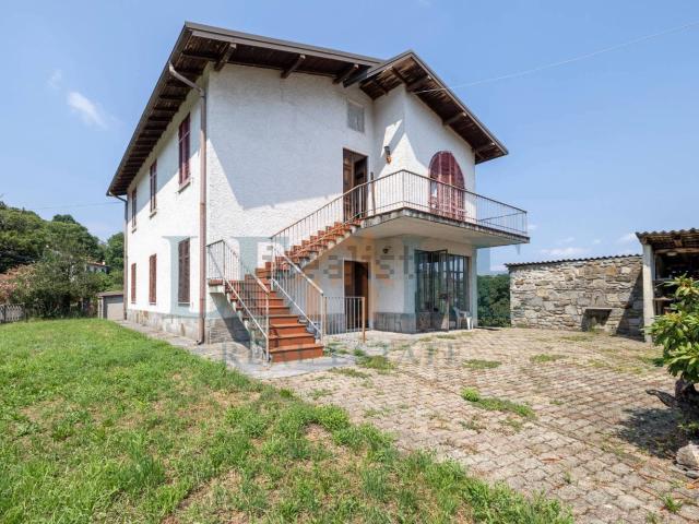 Case e ville in vendita di 256 m² in Via Monte Rosa