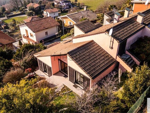 Case e ville in vendita di 256 m² in Via Pordoi, 8