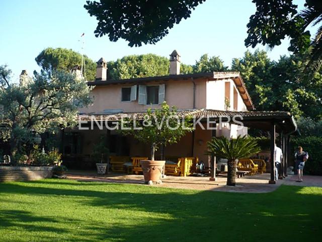 Case e ville in vendita di 256 m² in Via Tiberina