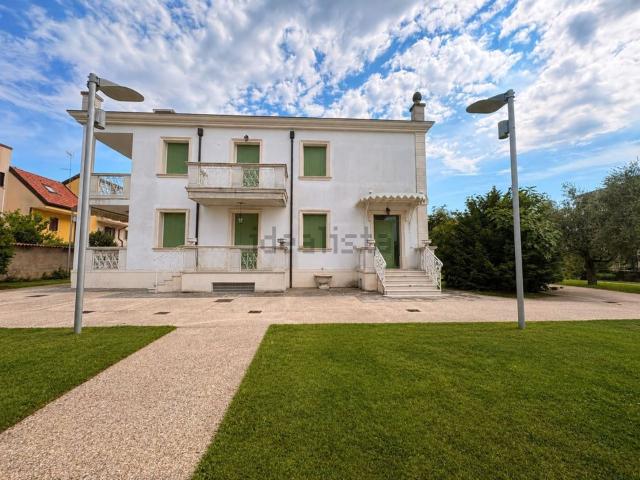 Case e ville in vendita di 2570 m² in Via G.Rossini